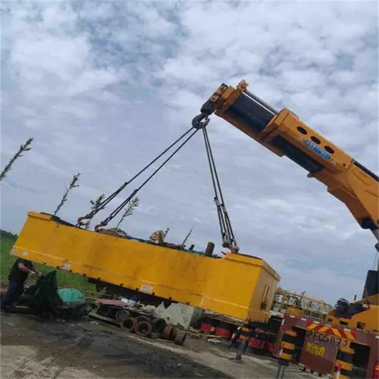 浩口镇吊运集装箱的吊车